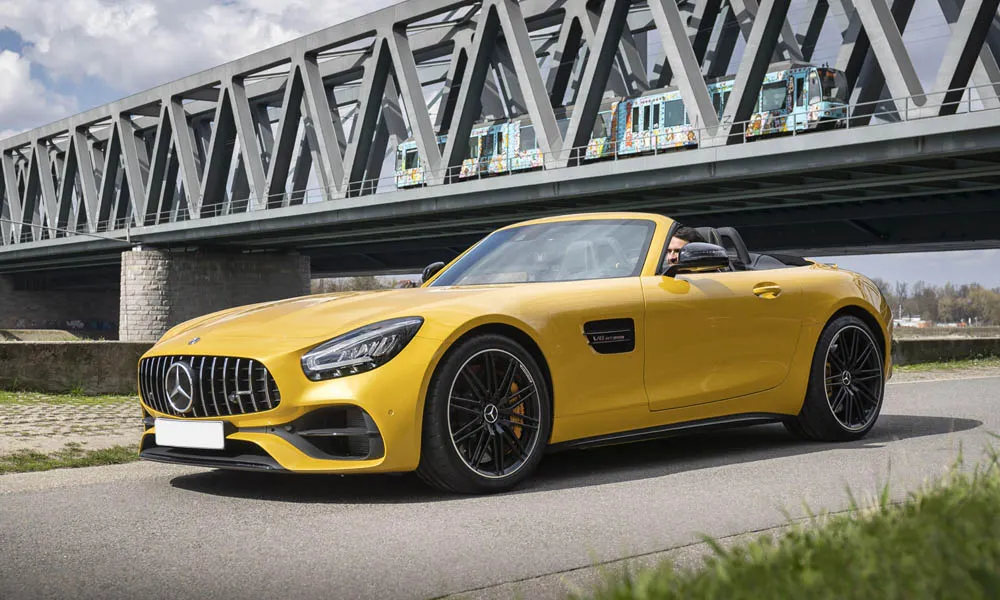 Фото Mercedes-Benz AMG GT — вид спереди, фото 30. Анфас: пропорции капота, посадка кузова и графика ходовых огней Mercedes-Benz AMG GT — вид спереди, фото 30