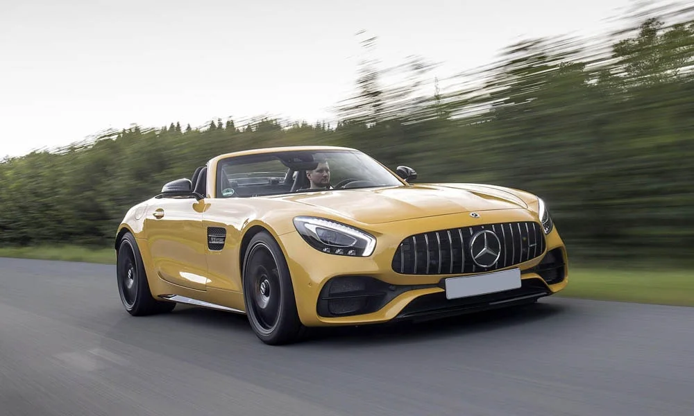 Фото Mercedes-Benz AMG GT — вид спереди, фото 31. Передок в жёлтом исполнении — крупная светотехника и выразительный бампер. Рисунок ходовых огней — подпись модели, по нему её узнают в потоке Mercedes-Benz AMG GT — вид спереди, фото 31
