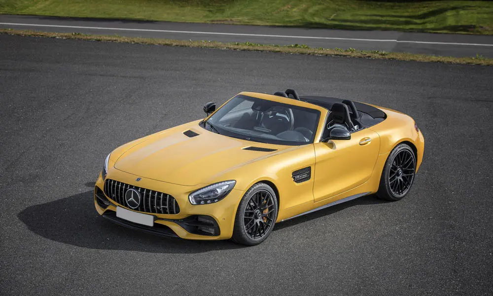 Фото Mercedes-Benz AMG GT — вид спереди, фото 32. Передок в жёлтом исполнении — крупная светотехника и выразительный бампер Mercedes-Benz AMG GT — вид спереди, фото 32