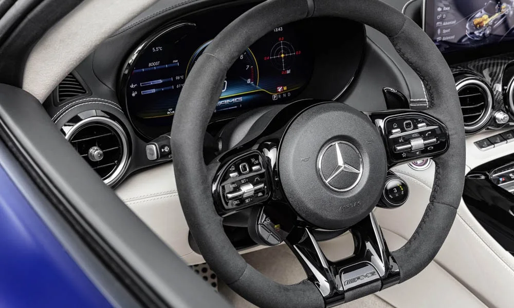 Фото Mercedes-Benz AMG GT — приборная панель. Скорость, запас хода и подсказки ассистентов перед глазами Mercedes-Benz AMG GT — приборная панель