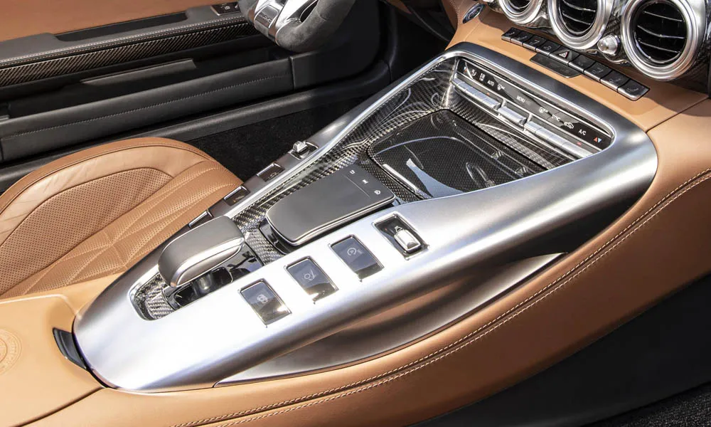 Фото Mercedes-Benz AMG GT — селектор коробки передач, фото 2. Управление коробкой: компактный селектор освобождает место на тоннеле Mercedes-Benz AMG GT — селектор коробки передач, фото 2
