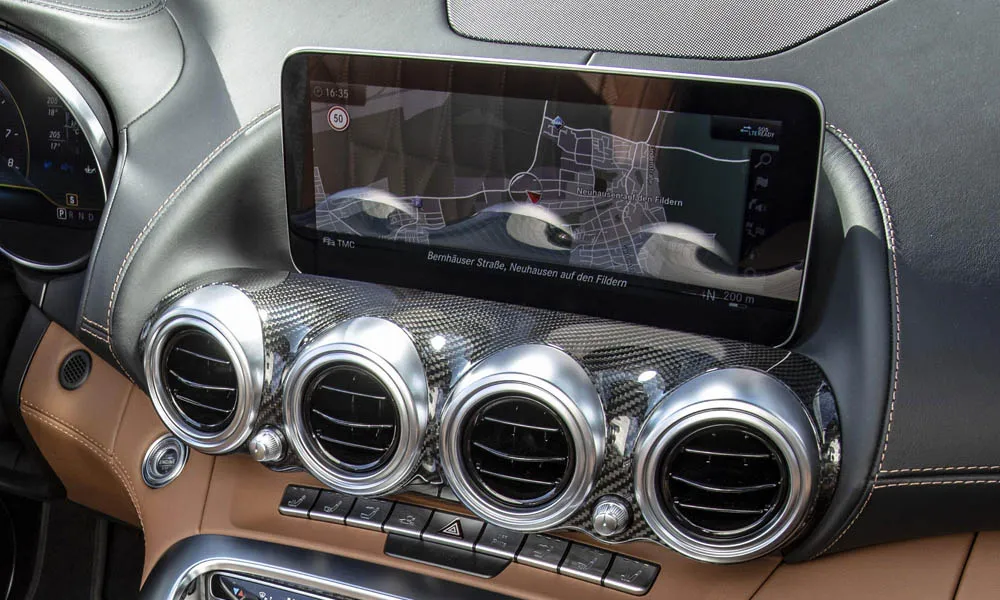 Фото Mercedes-Benz AMG GT — экран мультимедиа, фото 2. Интерфейс медиасистемы крупным планом. Поддержка смартфонов и обновления «по воздуху» — ключевые вопросы к медиасистеме; наличие русификации уточняйте у дилера Mercedes-Benz AMG GT — экран мультимедиа, фото 2
