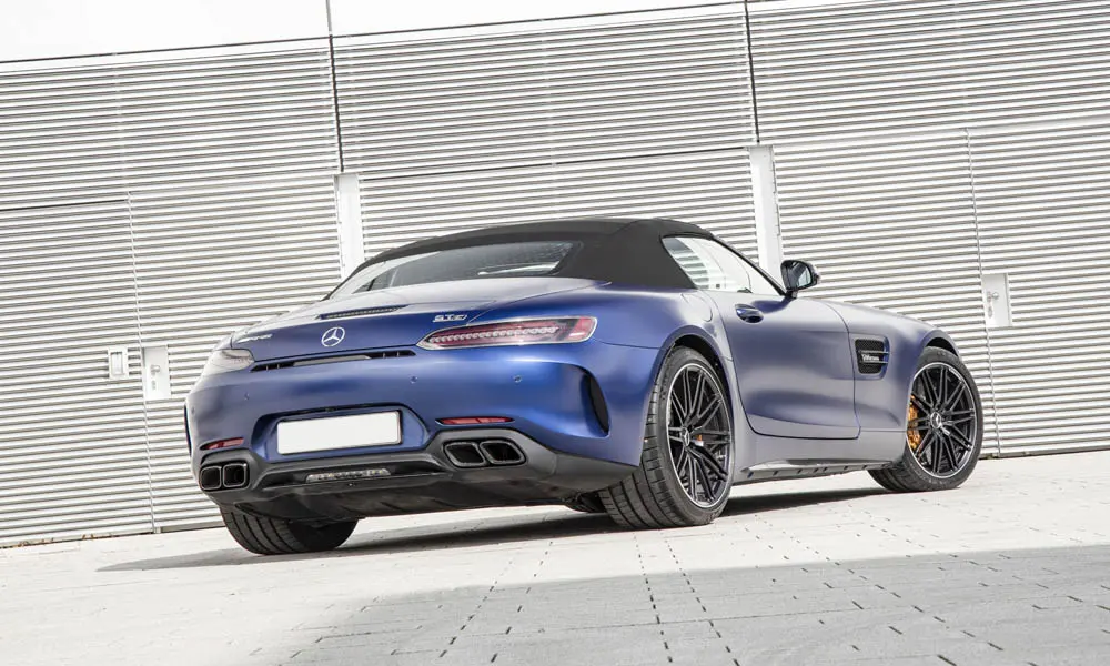 Фото Mercedes-Benz AMG GT — вид сзади, фото 20. Линия крыши, стойки и задняя дверь в синем исполнении. Светодиодная полоса или раздельные секции — задняя оптика стала главным украшением кормы Mercedes-Benz AMG GT — вид сзади, фото 20
