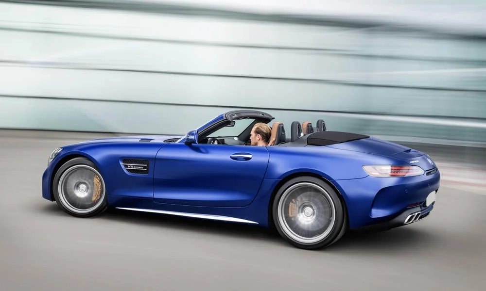 Фото Mercedes-Benz AMG GT — вид сзади, фото 21. Линия крыши, стойки и задняя дверь в синем исполнении. Насадки выхлопа или их имитация внизу бампера различают версии Mercedes-Benz AMG GT — вид сзади, фото 21