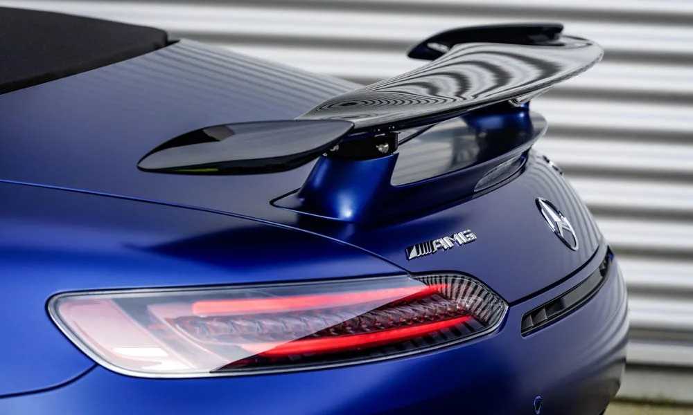 Фото Mercedes-Benz AMG GT — вид сзади, фото 22. Синий кузов сзади — фонари и бампер определяют ночной образ модели. Светодиодная полоса или раздельные секции — задняя оптика стала главным украшением кормы Mercedes-Benz AMG GT — вид сзади, фото 22