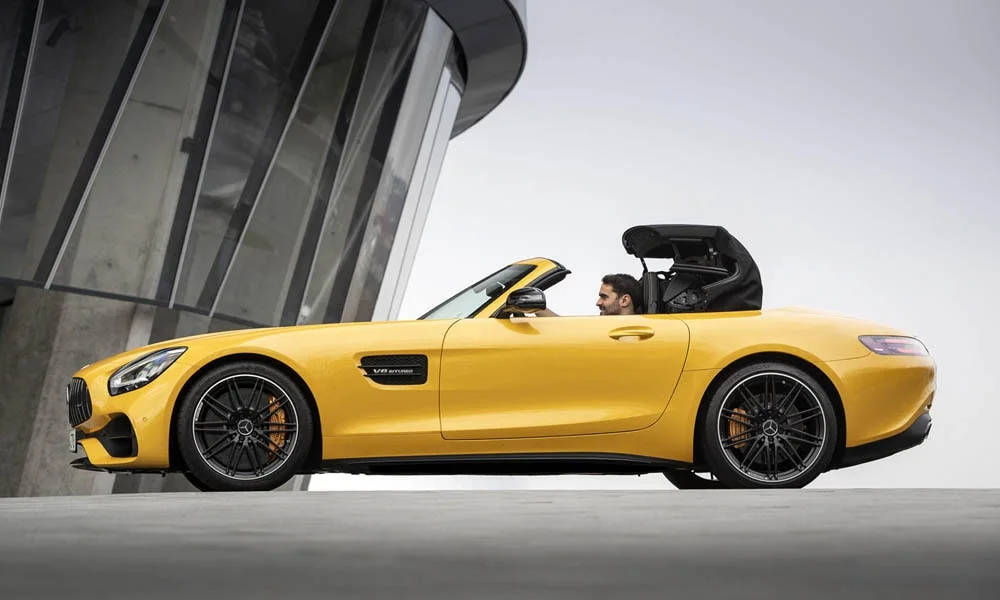 Фото Mercedes-Benz AMG GT — вид сзади, фото 24. Жёлтый кузов сзади — фонари и бампер определяют ночной образ модели Mercedes-Benz AMG GT — вид сзади, фото 24