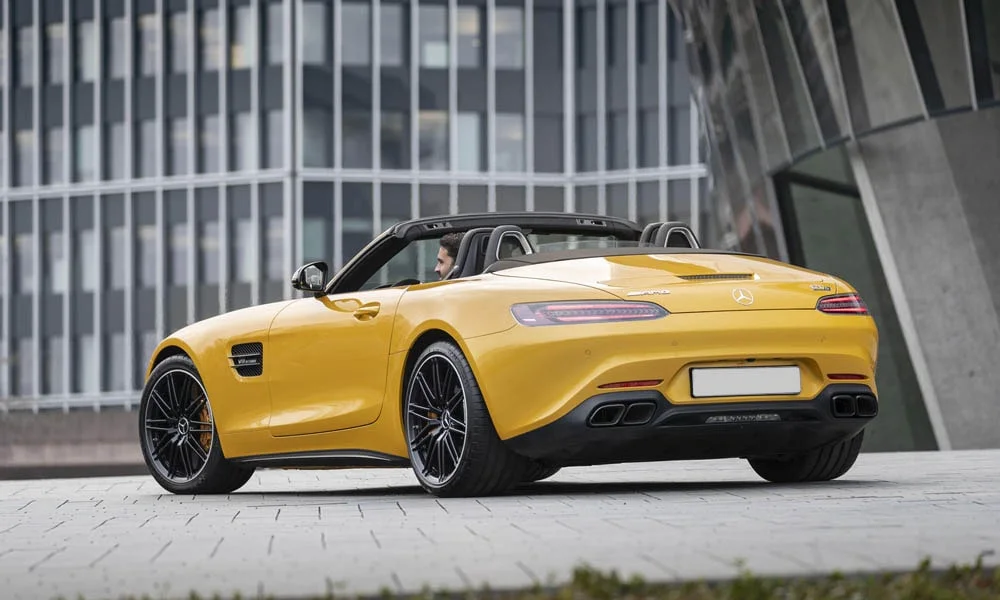 Фото Mercedes-Benz AMG GT — вид сзади, фото 25. Жёлтый кузов сзади — фонари и бампер определяют ночной образ модели. Насадки выхлопа или их имитация внизу бампера различают версии Mercedes-Benz AMG GT — вид сзади, фото 25