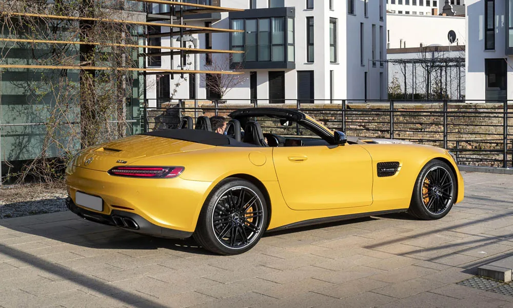 Фото Mercedes-Benz AMG GT — вид сзади, фото 26. Корма в жёлтом цвете: графика фонарей и пластика пятой двери. Светодиодная полоса или раздельные секции — задняя оптика стала главным украшением кормы Mercedes-Benz AMG GT — вид сзади, фото 26