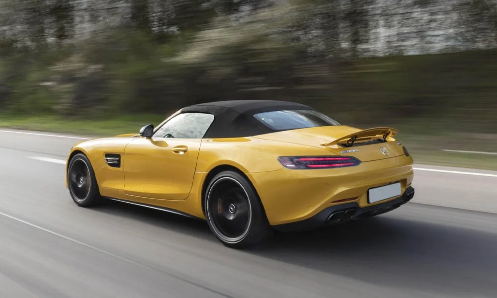 Фото Mercedes-Benz AMG GT — вид сзади, фото 27. Линия крыши, стойки и задняя дверь в жёлтом исполнении Mercedes-Benz AMG GT — вид сзади, фото 27