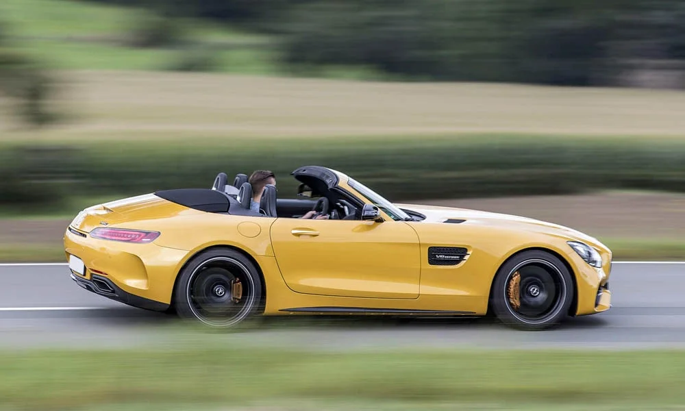 Фото Mercedes-Benz AMG GT — вид сзади, фото 28. Линия крыши, стойки и задняя дверь в жёлтом исполнении. Насадки выхлопа или их имитация внизу бампера различают версии Mercedes-Benz AMG GT — вид сзади, фото 28