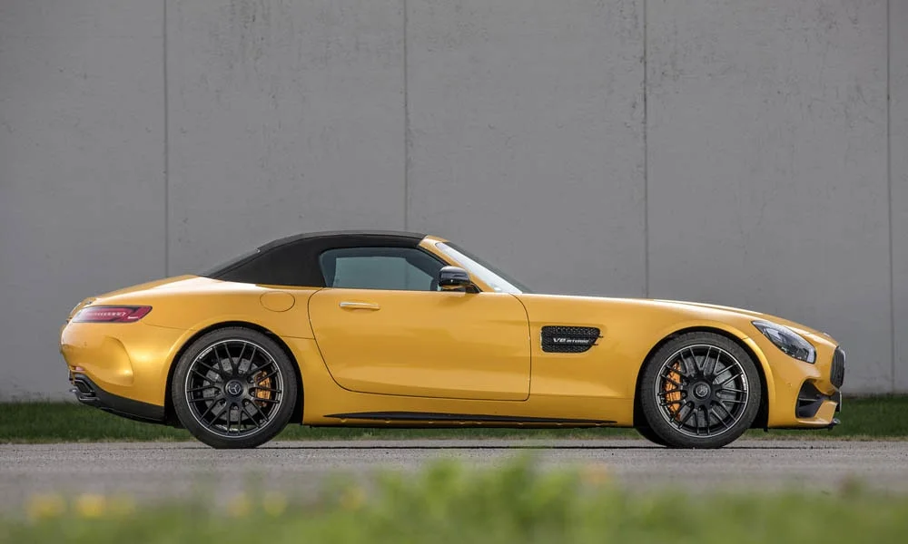 Фото Mercedes-Benz AMG GT — вид сбоку, фото 6. Профиль в жёлтом цвете: соотношение колёсной базы и свесов. Хромированные или чёрные молдинги окон отличают комплектации Mercedes-Benz AMG GT — вид сбоку, фото 6