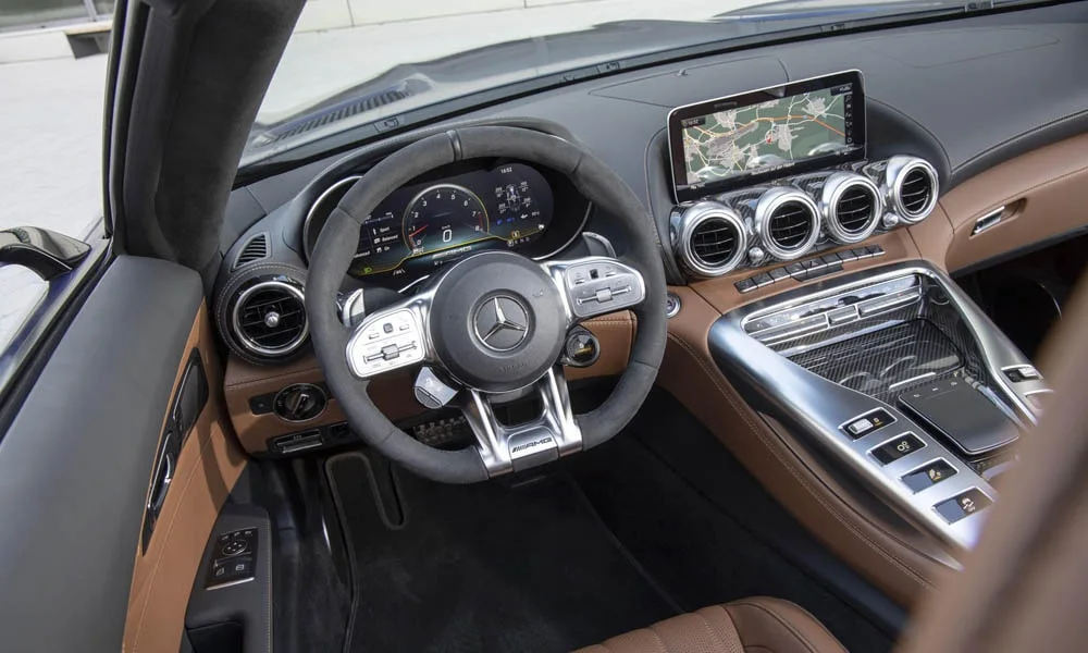 Фото Mercedes-Benz AMG GT — руль, фото 7. Обшивка обода и компоновка спиц крупным планом. Правильная посадка: руки на «9 и 3», приборы читаются поверх обода Mercedes-Benz AMG GT — руль, фото 7