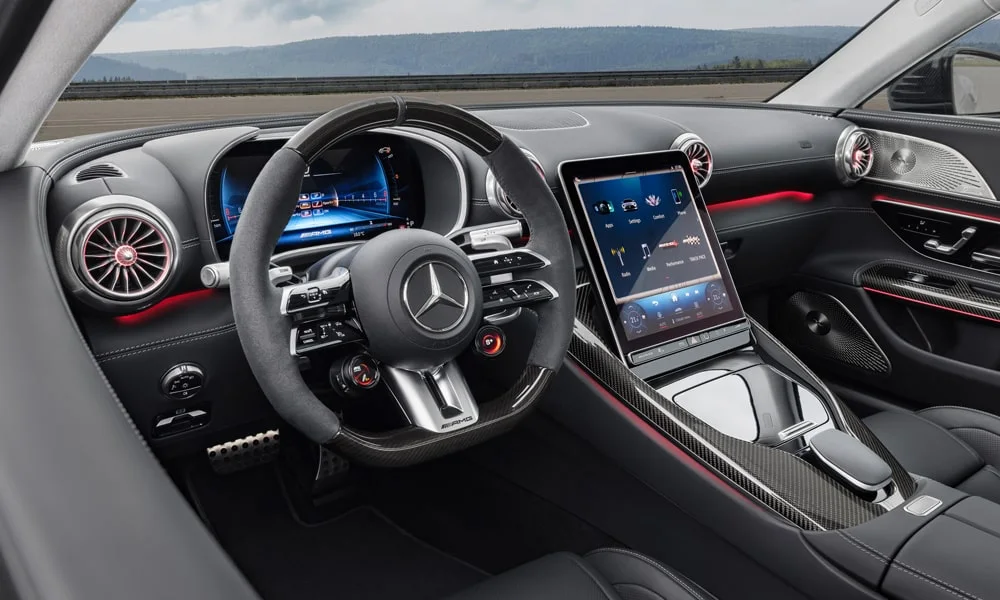 Фото Mercedes-Benz AMG GT (2024) — передняя панель. Компоновка экранов, дефлекторов и консоли Mercedes-Benz AMG GT (2024) — передняя панель