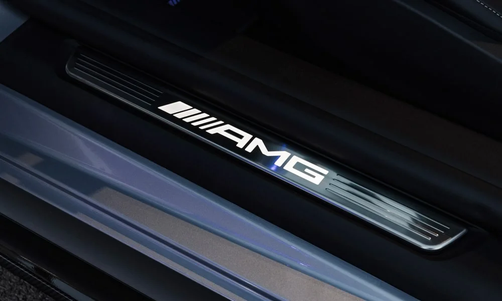 Фото Mercedes-Benz AMG GT (2024) — дверная карта. Подлокотник, динамик и блок стеклоподъёмников. Решётка динамика в двери — часть штатной акустики Mercedes-Benz AMG GT (2024) — дверная карта