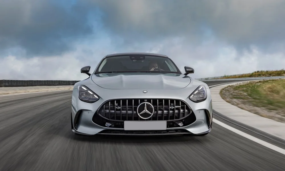 Фото Mercedes-Benz AMG GT (2024) — вид спереди, фото 6. Передок в серебристом исполнении — крупная светотехника и выразительный бампер Mercedes-Benz AMG GT (2024) — вид спереди, фото 6