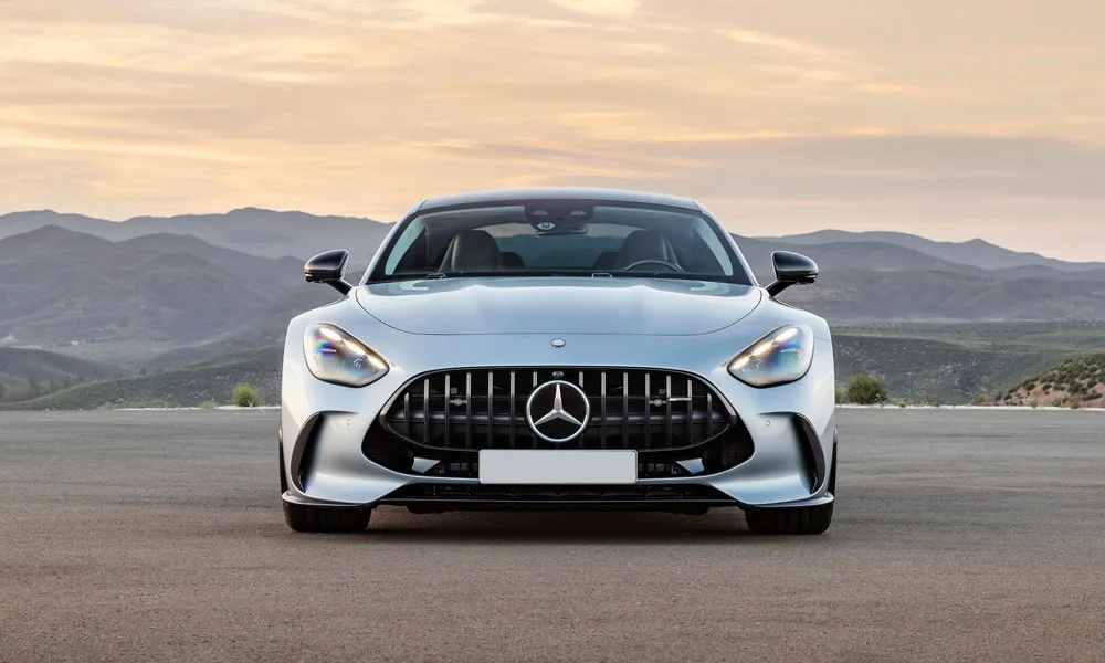 Фото Mercedes-Benz AMG GT (2024) — вид спереди, фото 7. Серебристый кузов, строгая симметрия оптики — базовый ракурс знакомства с дизайном Mercedes-Benz AMG GT (2024) — вид спереди, фото 7