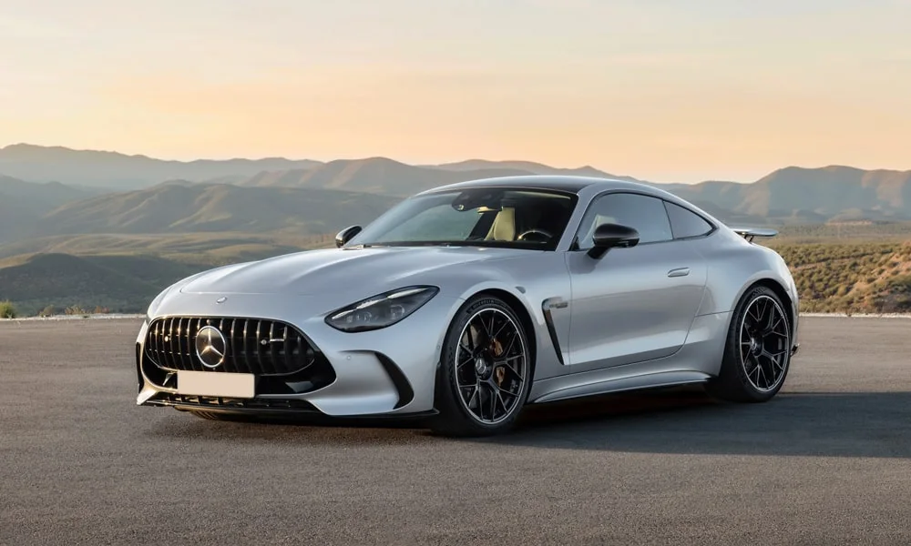 Фото Mercedes-Benz AMG GT (2024) — вид спереди, фото 8. Анфас: пропорции капота, посадка кузова и графика ходовых огней Mercedes-Benz AMG GT (2024) — вид спереди, фото 8