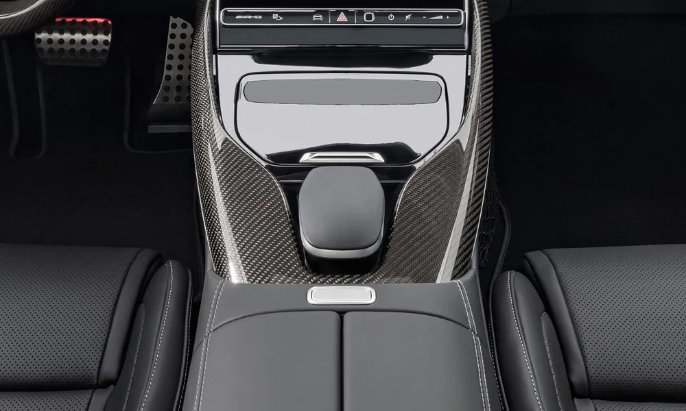 Фото Mercedes-Benz AMG GT (2024) — селектор коробки передач. Управление коробкой: компактный селектор освобождает место на тоннеле. Автохолд удерживает машину на светофоре без ноги на тормозе Mercedes-Benz AMG GT (2024) — селектор коробки передач
