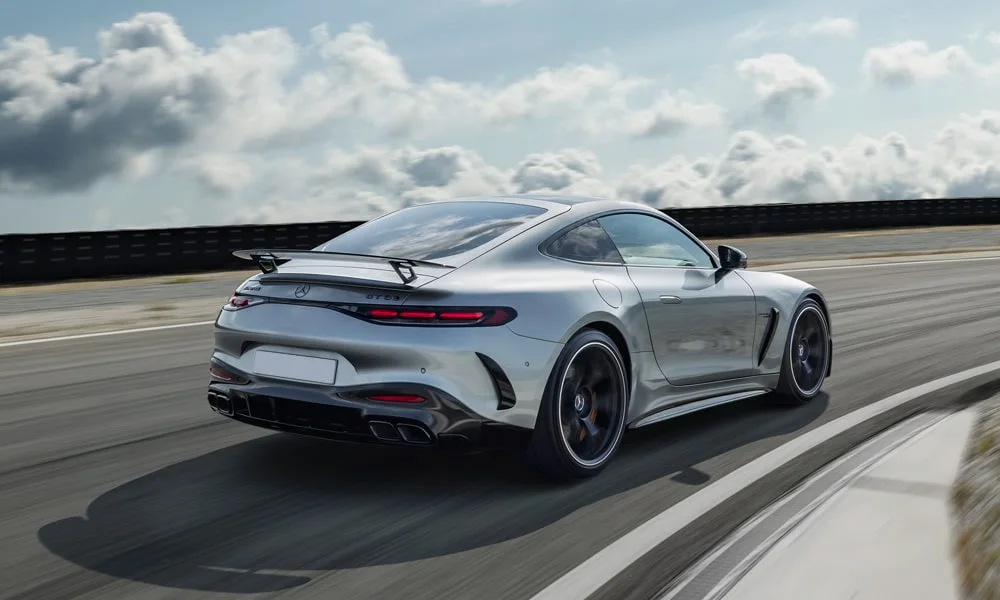 Фото Mercedes-Benz AMG GT (2024) — вид сзади, фото 3. Графика фонарей, бампер и оформление пятой двери. Насадки выхлопа или их имитация внизу бампера различают версии Mercedes-Benz AMG GT (2024) — вид сзади, фото 3
