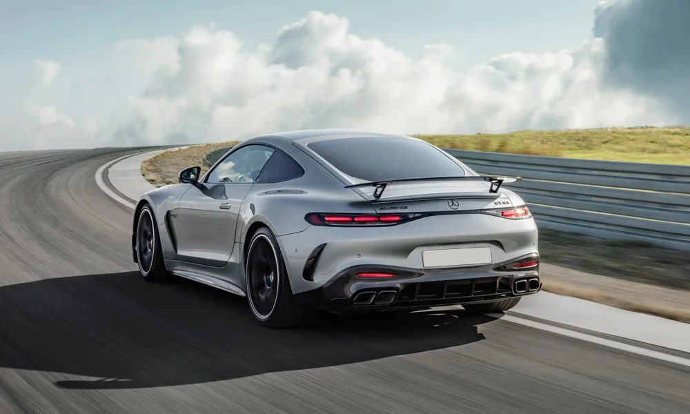 Фото Mercedes-Benz AMG GT (2024) — вид сзади, фото 4. Линия крыши, стойки и задняя дверь в сером исполнении. Светодиодная полоса или раздельные секции — задняя оптика стала главным украшением кормы Mercedes-Benz AMG GT (2024) — вид сзади, фото 4