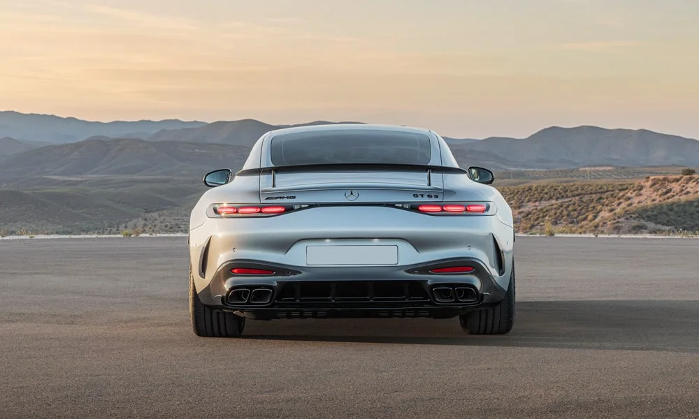 Фото Mercedes-Benz AMG GT (2024) — вид сзади, фото 6. Графика фонарей, бампер и оформление пятой двери. Светодиодная полоса или раздельные секции — задняя оптика стала главным украшением кормы Mercedes-Benz AMG GT (2024) — вид сзади, фото 6