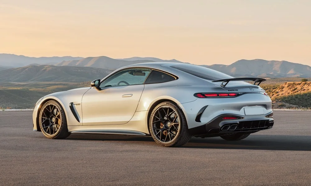 Фото Mercedes-Benz AMG GT (2024) — вид сзади, фото 7. Линия крыши, стойки и задняя дверь в серебристом исполнении Mercedes-Benz AMG GT (2024) — вид сзади, фото 7