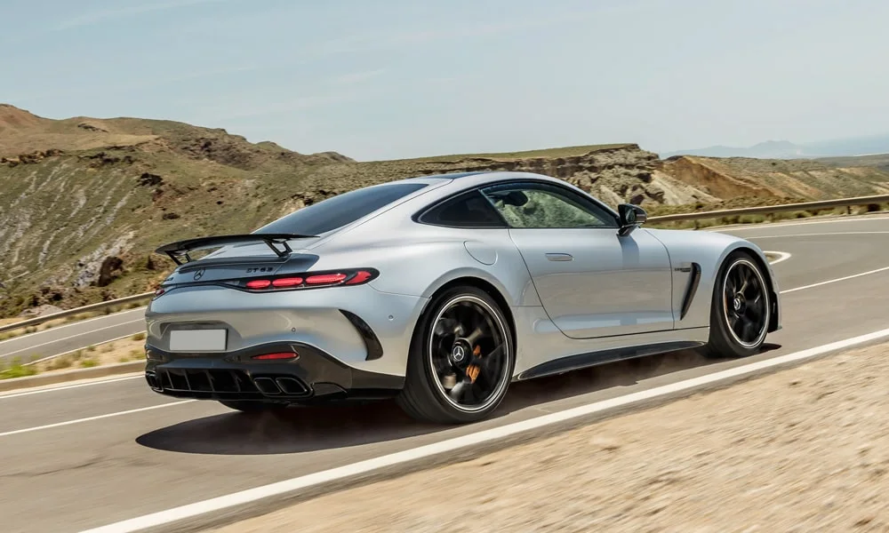 Фото Mercedes-Benz AMG GT (2024) — вид сзади, фото 8. Графика фонарей, бампер и оформление пятой двери. Насадки выхлопа или их имитация внизу бампера различают версии Mercedes-Benz AMG GT (2024) — вид сзади, фото 8