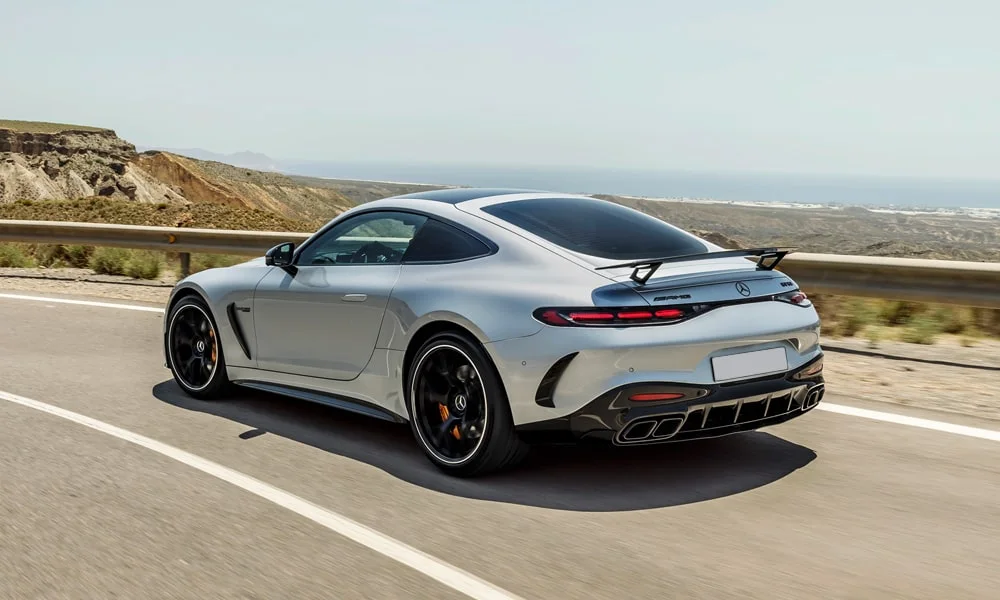 Фото Mercedes-Benz AMG GT (2024) — вид сзади, фото 9. Графика фонарей, бампер и оформление пятой двери. Светодиодная полоса или раздельные секции — задняя оптика стала главным украшением кормы Mercedes-Benz AMG GT (2024) — вид сзади, фото 9