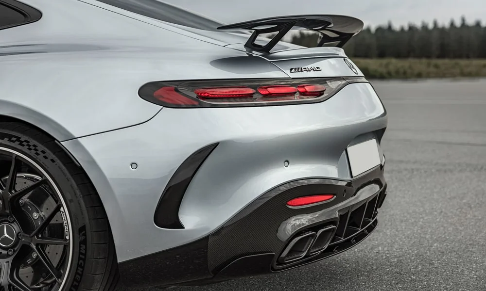 Фото Mercedes-Benz AMG GT (2024) — вид сзади, фото 10. Серый кузов сзади — фонари и бампер определяют ночной образ модели Mercedes-Benz AMG GT (2024) — вид сзади, фото 10