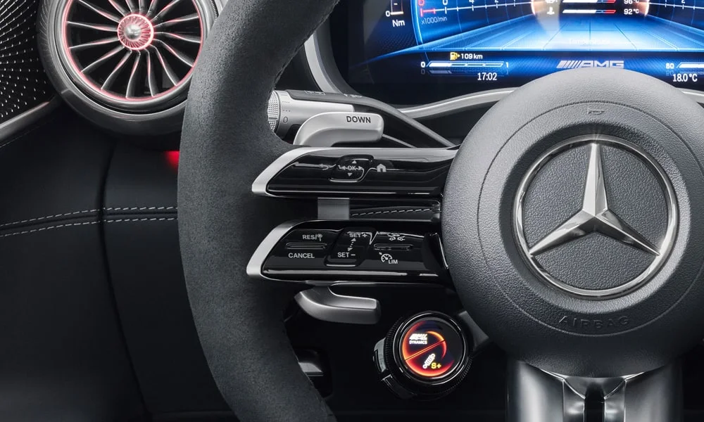 Фото Mercedes-Benz AMG GT (2024) — руль, фото 2. Обшивка обода и компоновка спиц крупным планом Mercedes-Benz AMG GT (2024) — руль, фото 2