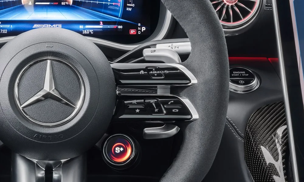 Фото Mercedes-Benz AMG GT (2024) — руль, фото 3. Обшивка обода и компоновка спиц крупным планом. Правильная посадка: руки на «9 и 3», приборы читаются поверх обода Mercedes-Benz AMG GT (2024) — руль, фото 3