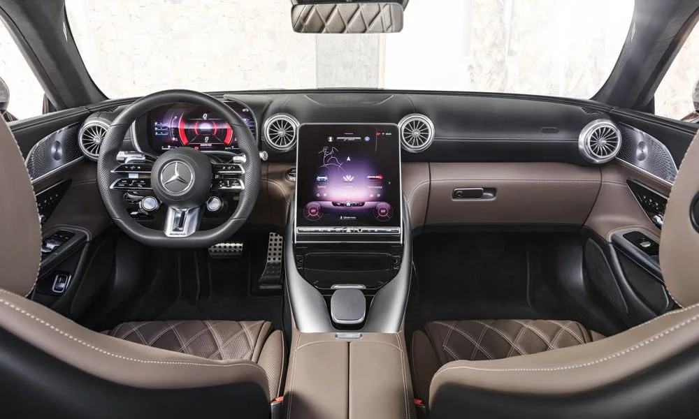 Фото Mercedes-Benz AMG SL (2024) — передняя панель. Компоновка экранов, дефлекторов и консоли. Минимум физических кнопок — ставка на экранное управление Mercedes-Benz AMG SL (2024) — передняя панель