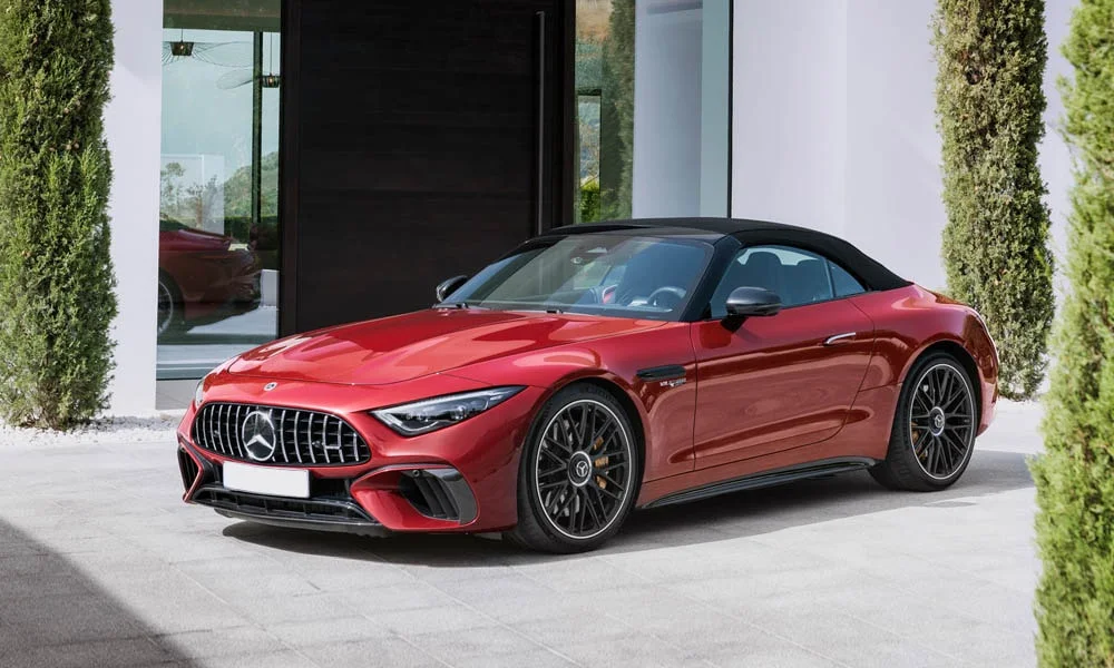 Фото Mercedes-Benz AMG SL (2024) — вид спереди, фото 4. Анфас: пропорции капота, посадка кузова и графика ходовых огней. Дневные ходовые огни включаются автоматически с запуском Mercedes-Benz AMG SL (2024) — вид спереди, фото 4
