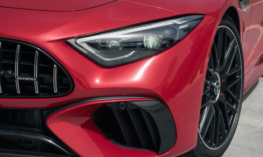 Фото Mercedes-Benz AMG SL (2024) — вид спереди, фото 5. Красный кузов, строгая симметрия оптики — базовый ракурс знакомства с дизайном. Дневные ходовые огни включаются автоматически с запуском Mercedes-Benz AMG SL (2024) — вид спереди, фото 5