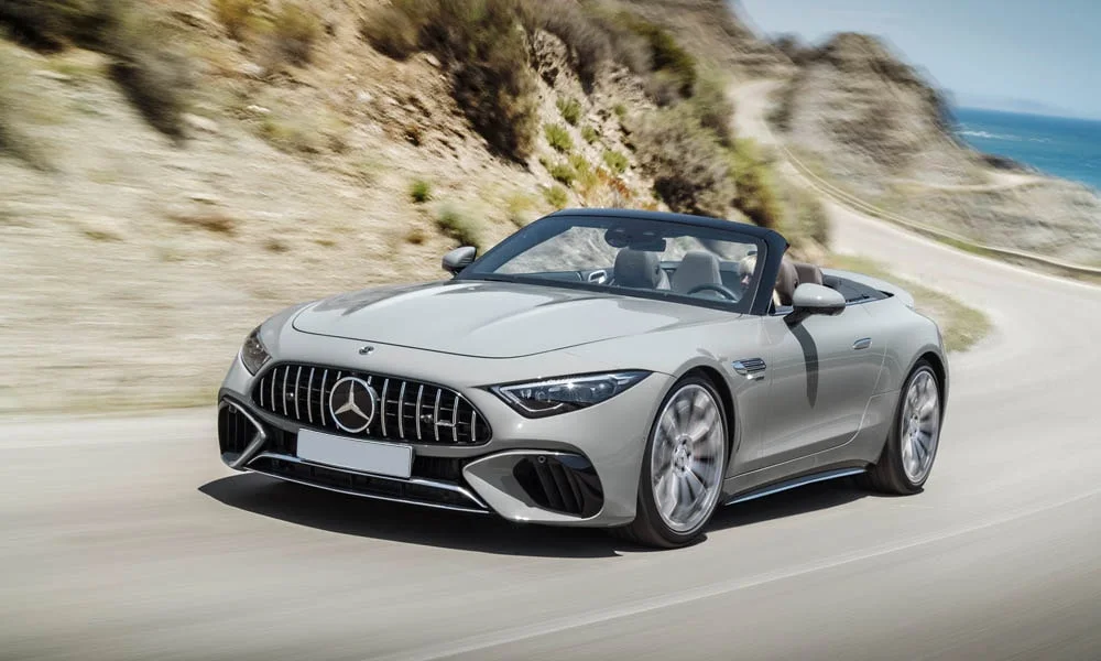 Фото Mercedes-Benz AMG SL (2024) — вид спереди, фото 6. Передок в серебристом исполнении — крупная светотехника и выразительный бампер. Дневные ходовые огни включаются автоматически с запуском Mercedes-Benz AMG SL (2024) — вид спереди, фото 6