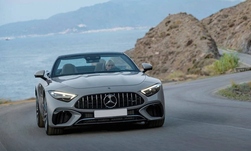 Фото Mercedes-Benz AMG SL (2024) — вид спереди, фото 7. Передок в сером исполнении — крупная светотехника и выразительный бампер Mercedes-Benz AMG SL (2024) — вид спереди, фото 7