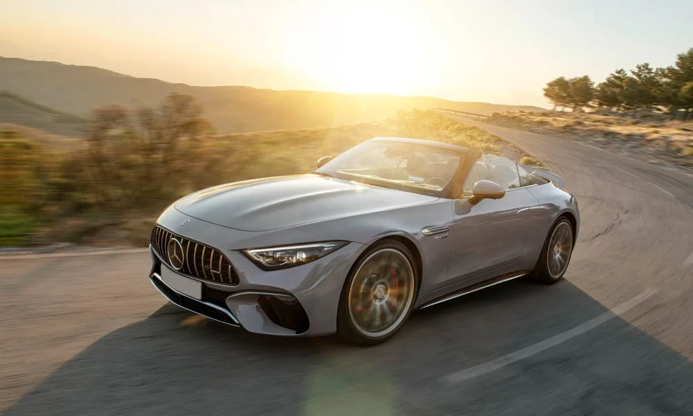 Фото Mercedes-Benz AMG SL (2024) — вид спереди, фото 10. Анфас: пропорции капота, посадка кузова и графика ходовых огней. Рисунок ходовых огней — подпись модели, по нему её узнают в потоке Mercedes-Benz AMG SL (2024) — вид спереди, фото 10