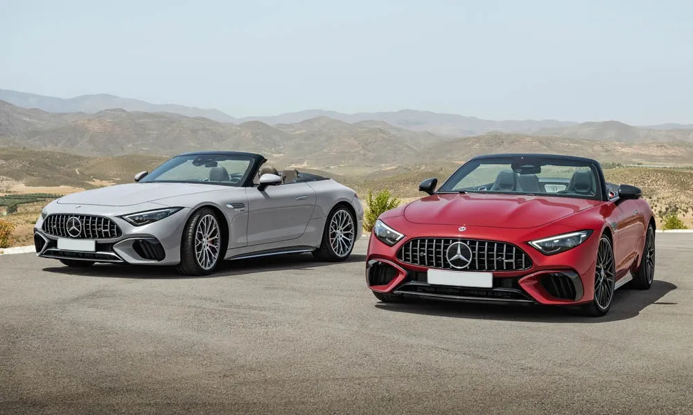 Фото Mercedes-Benz AMG SL (2024) — вид спереди, фото 11. Анфас: пропорции капота, посадка кузова и графика ходовых огней. Рисунок ходовых огней — подпись модели, по нему её узнают в потоке Mercedes-Benz AMG SL (2024) — вид спереди, фото 11