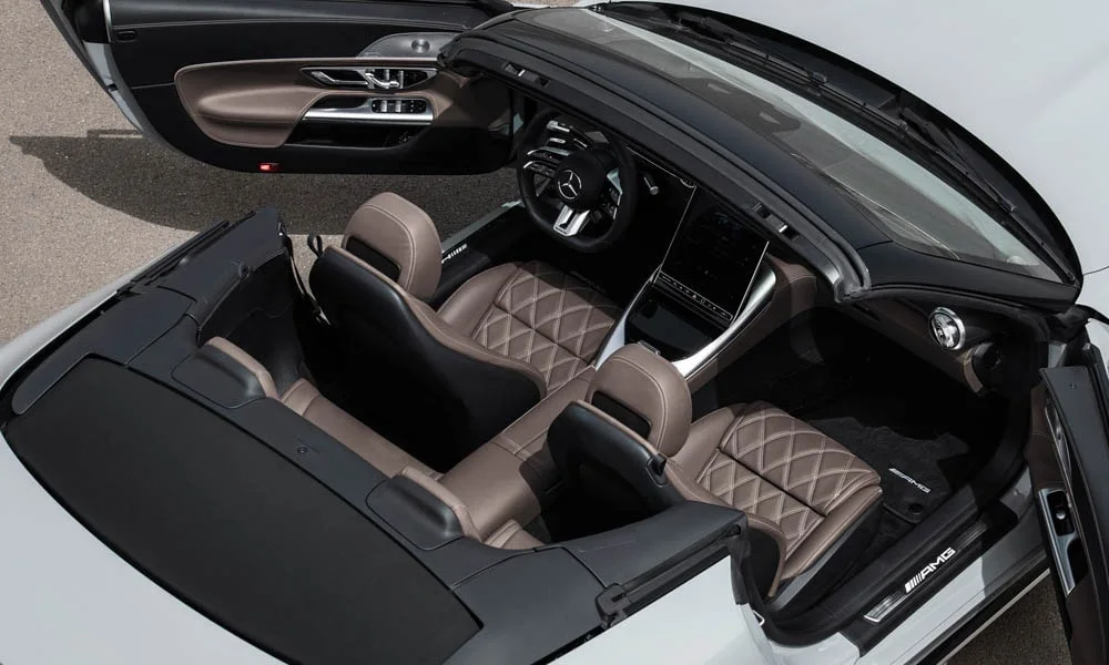 Фото Mercedes-Benz AMG SL (2024) — интерьер, фото 2. Общий план салона: архитектура панели, консоль и кресла Mercedes-Benz AMG SL (2024) — интерьер, фото 2