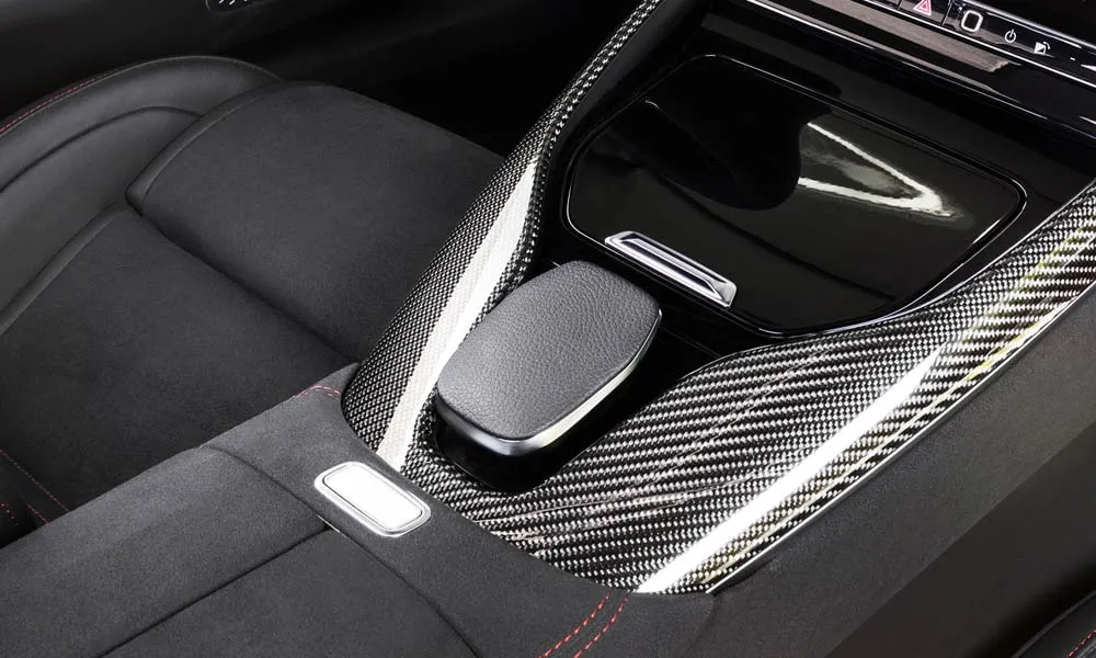 Фото Mercedes-Benz AMG SL (2024) — интерьер, фото 3. Общий план салона: архитектура панели, консоль и кресла. Уровень отделки читается по стыкам панелей и мягким поверхностям в зонах касания Mercedes-Benz AMG SL (2024) — интерьер, фото 3