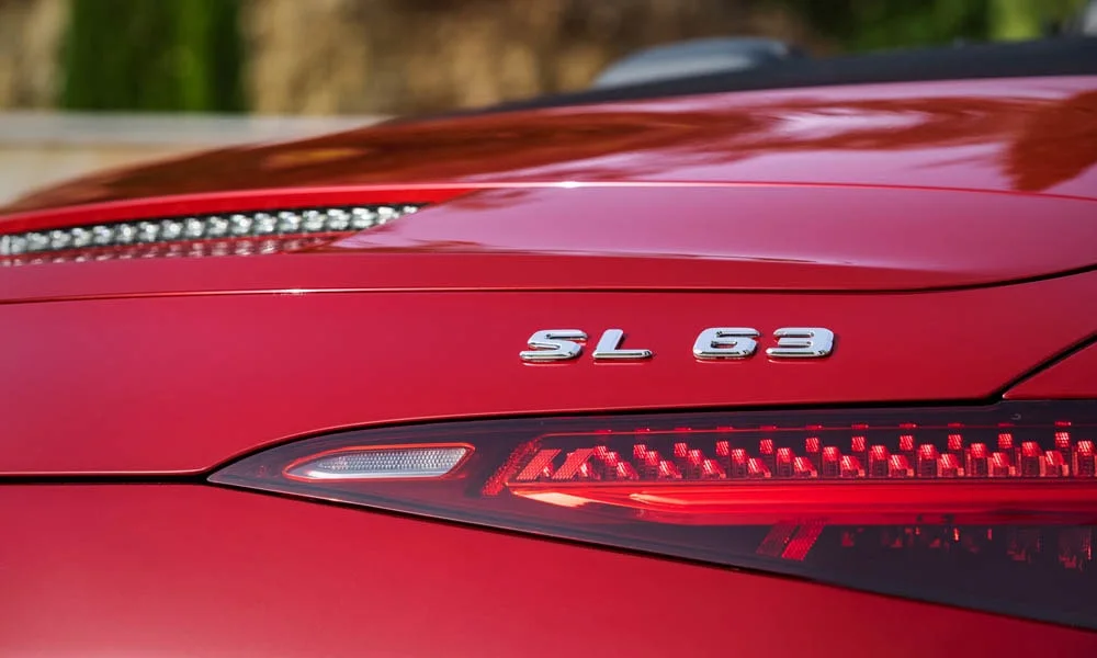Фото Mercedes-Benz AMG SL (2024) — вид сзади, фото 4. Линия крыши, стойки и задняя дверь в красном исполнении Mercedes-Benz AMG SL (2024) — вид сзади, фото 4