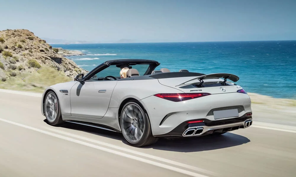 Фото Mercedes-Benz AMG SL (2024) — вид сзади, фото 5. Линия крыши, стойки и задняя дверь в белом исполнении Mercedes-Benz AMG SL (2024) — вид сзади, фото 5