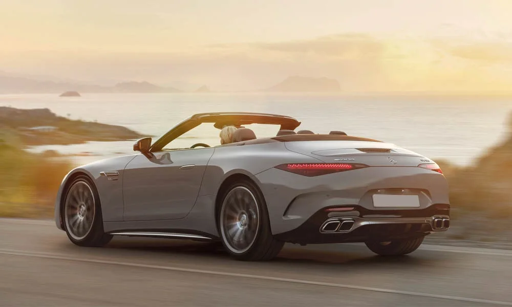 Фото Mercedes-Benz AMG SL (2024) — вид сзади, фото 6. Графика фонарей, бампер и оформление пятой двери. Светодиодная полоса или раздельные секции — задняя оптика стала главным украшением кормы Mercedes-Benz AMG SL (2024) — вид сзади, фото 6