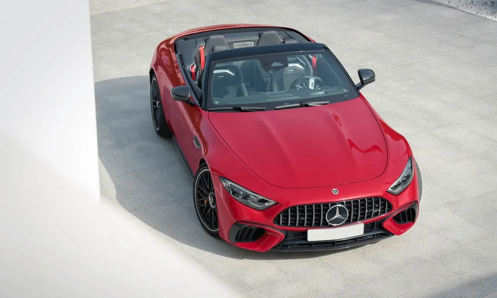 Фото Mercedes-Benz AMG SL (2024) — крыша. Линия крыши и панорамное остекление с высоты. Рейлинги рассчитаны на поперечины для бокса или велокреплений Mercedes-Benz AMG SL (2024) — крыша