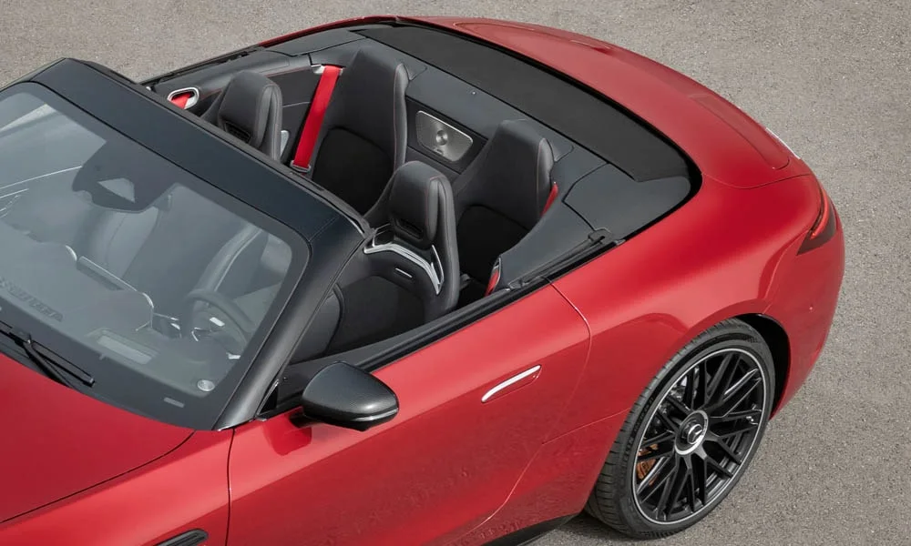 Фото Mercedes-Benz AMG SL (2024) — крыша, фото 3. Линия крыши и панорамное остекление с высоты. Панорамное стекло зрительно увеличивает салон; шторка спасает в жару Mercedes-Benz AMG SL (2024) — крыша, фото 3