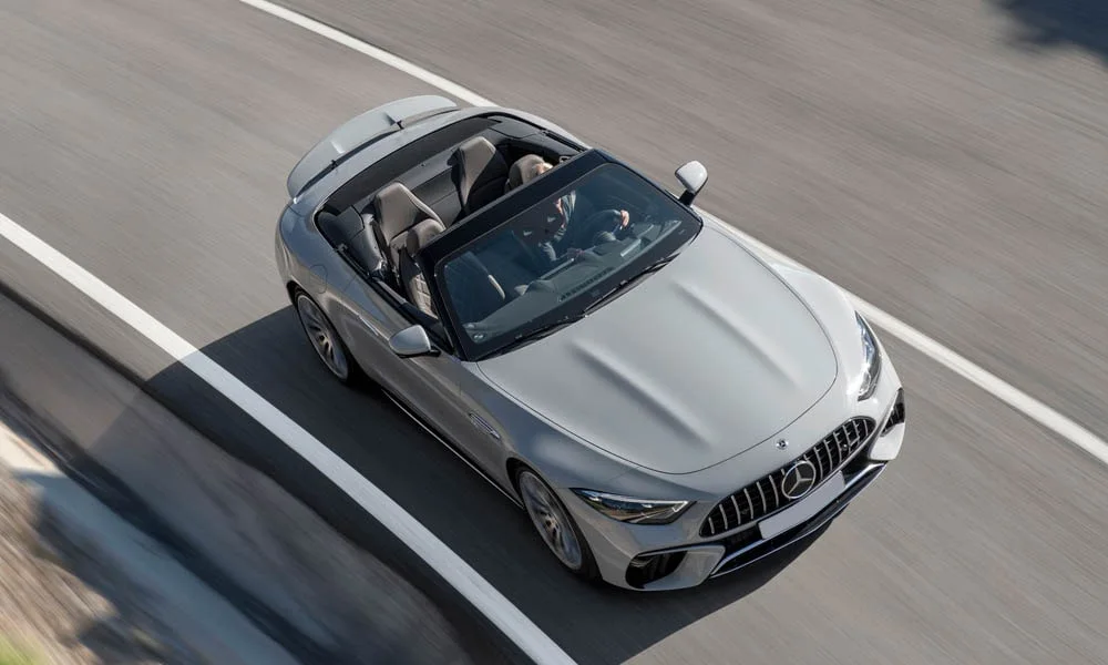 Фото Mercedes-Benz AMG SL (2024) — крыша, фото 4. Линия крыши и панорамное остекление с высоты Mercedes-Benz AMG SL (2024) — крыша, фото 4