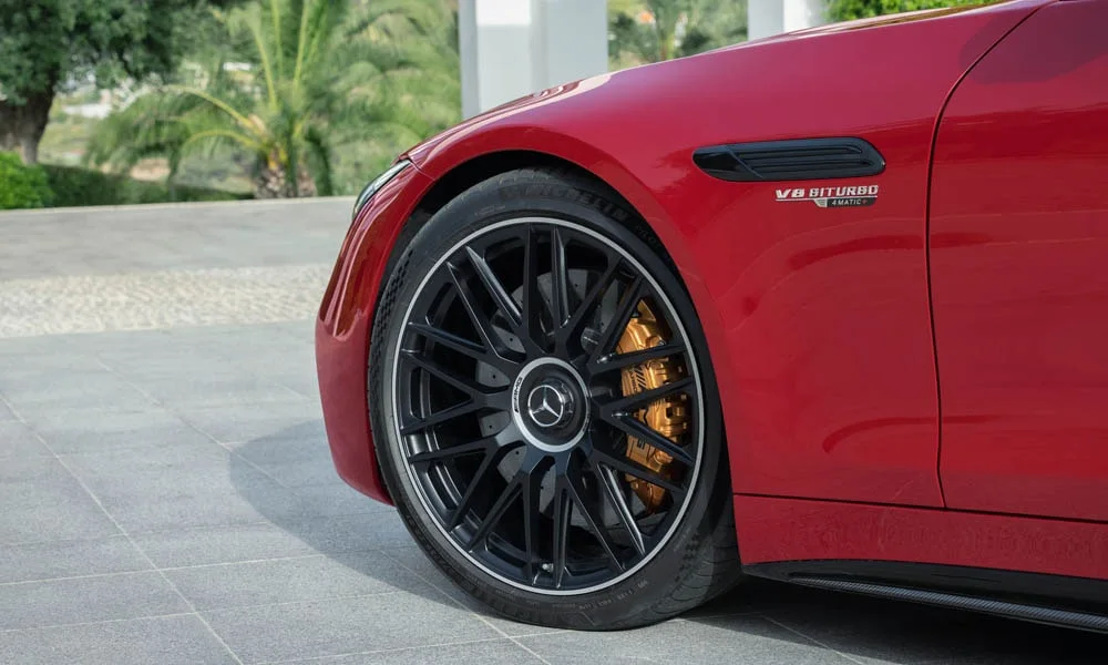Фото Mercedes-Benz AMG SL (2024) — вид сбоку, фото 2. Сбоку читаются линия остекления и характер выштамповок на красном кузове. Хромированные или чёрные молдинги окон отличают комплектации Mercedes-Benz AMG SL (2024) — вид сбоку, фото 2
