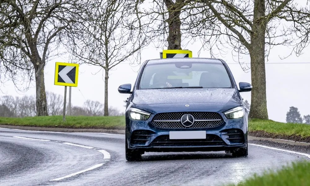 Фото Mercedes-Benz B-Class (2024) — вид спереди, фото 3. Анфас: пропорции капота, посадка кузова и графика ходовых огней Mercedes-Benz B-Class (2024) — вид спереди, фото 3