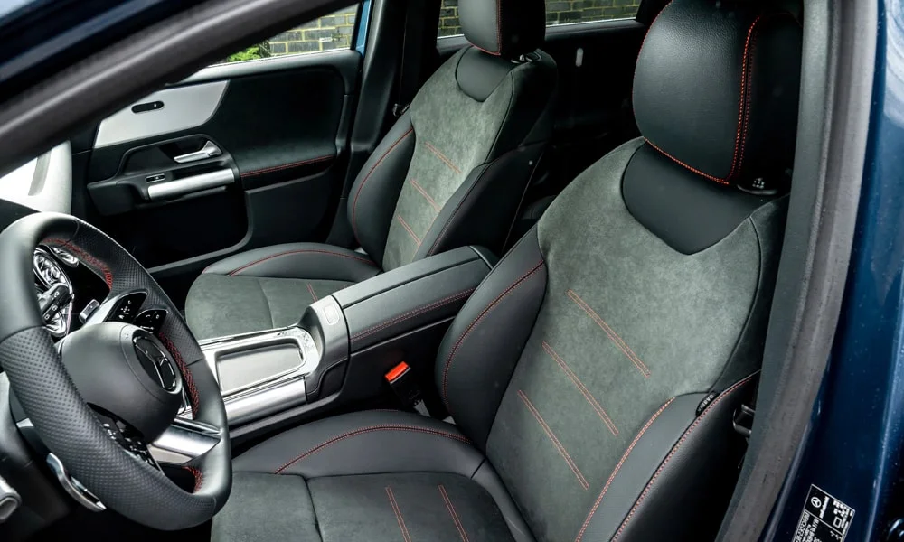 Фото Mercedes-Benz B-Class (2024) — передние сиденья. Водительское и пассажирское кресла: обивка из алькантаре, профиль с боковой поддержкой Mercedes-Benz B-Class (2024) — передние сиденья