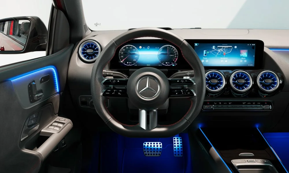 Фото Mercedes-Benz B-Class (2024) — приборная панель. Скорость, запас хода и подсказки ассистентов перед глазами. Запас хода и расход выводятся крупно — главные цифры ежедневных поездок Mercedes-Benz B-Class (2024) — приборная панель